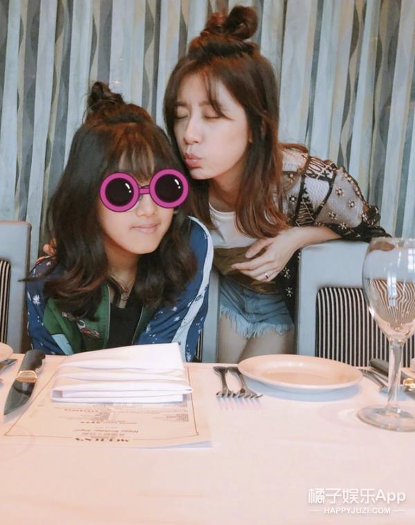 还记得贾静雯的女儿们吗？她们这么大了？