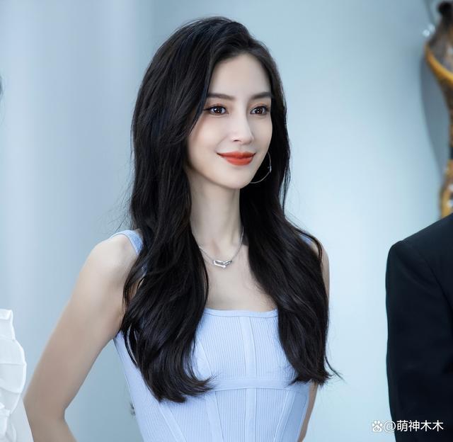 杨颖出行安保阵仗大，特警长排维护开路，网友怒斥浪费资源