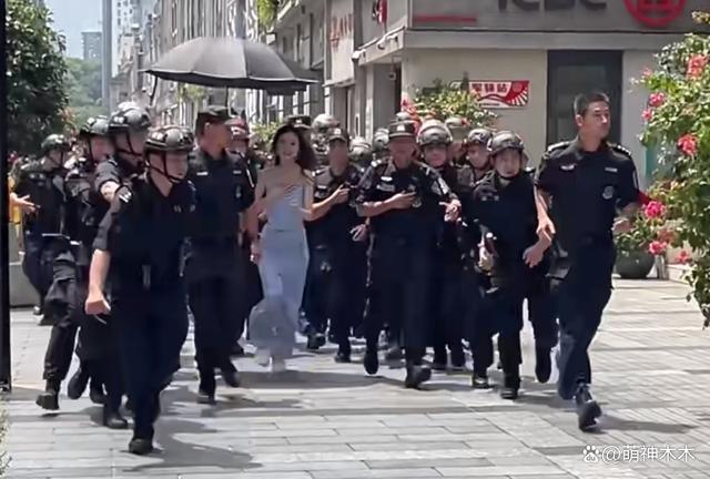 杨颖出行安保阵仗大，特警长排维护开路，网友怒斥浪费资源