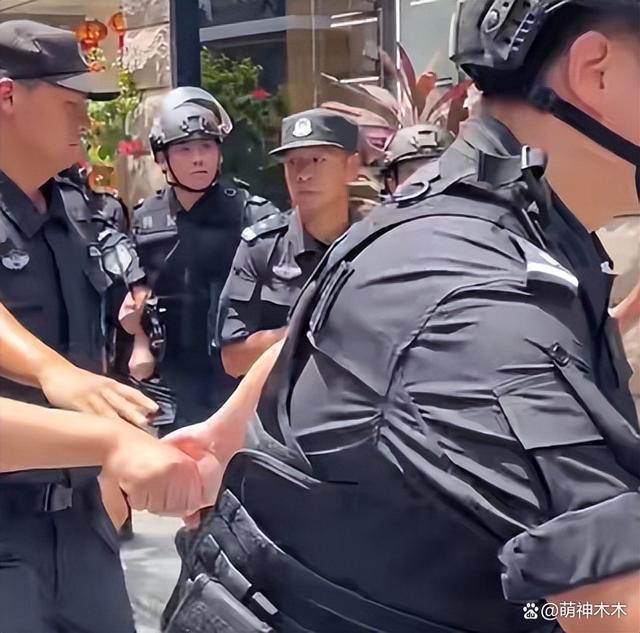 杨颖出行安保阵仗大，特警长排维护开路，网友怒斥浪费资源