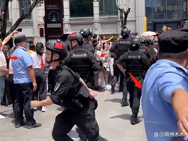 杨颖出行安保阵仗大，特警长排维护开路，网友怒斥浪费资源