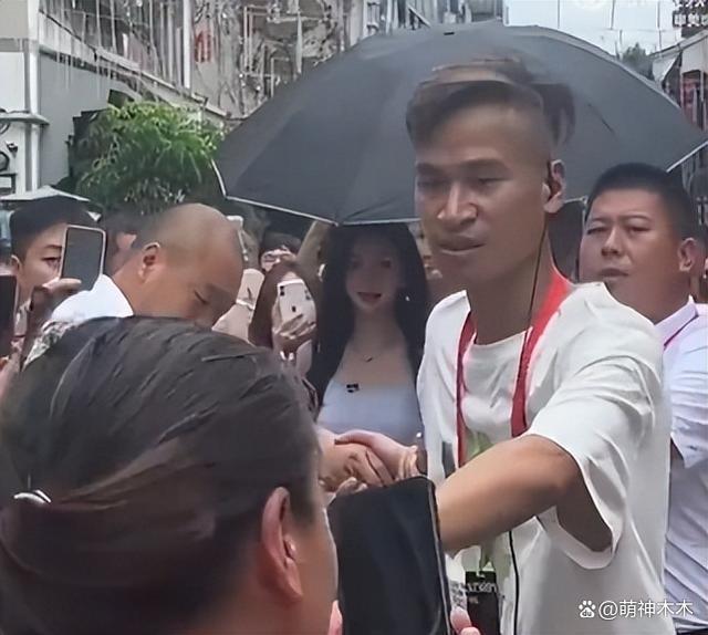 杨颖出行安保阵仗大，特警长排维护开路，网友怒斥浪费资源