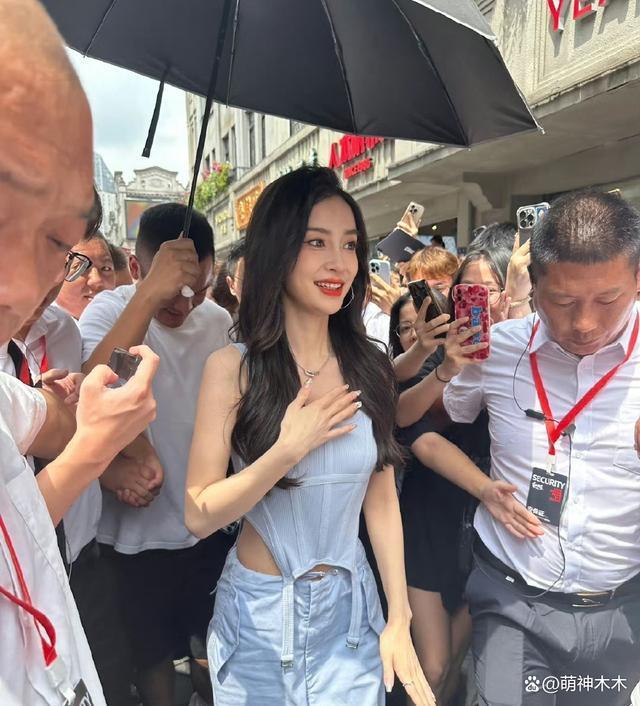 杨颖出行安保阵仗大，特警长排维护开路，网友怒斥浪费资源