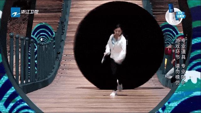 蓝台节目有多狠？赵丽颖差点溺水，张杰缺氧晕倒，钟楚曦吃救心丸