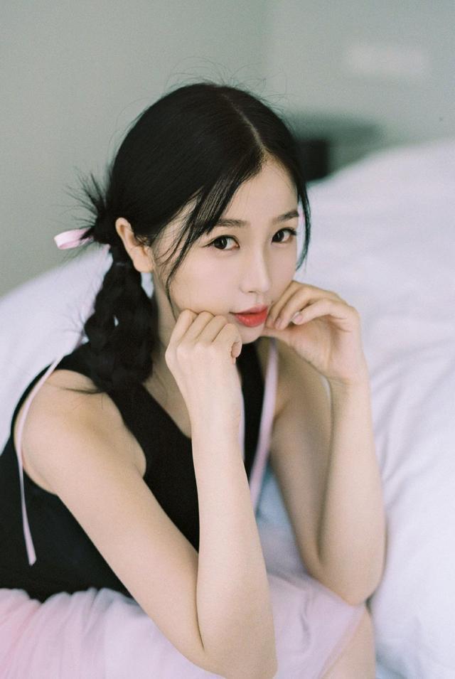 虞书欣粉色纱裙造型写真曝光 双手托腮甜笑轻柔灵动