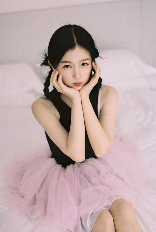 虞书欣粉色纱裙造型写真曝光 双手托腮甜笑轻柔灵动