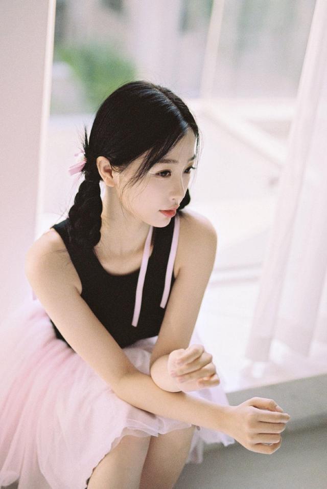 虞书欣粉色纱裙造型写真曝光 双手托腮甜笑轻柔灵动
