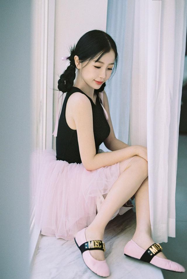 虞书欣粉色纱裙造型写真曝光 双手托腮甜笑轻柔灵动
