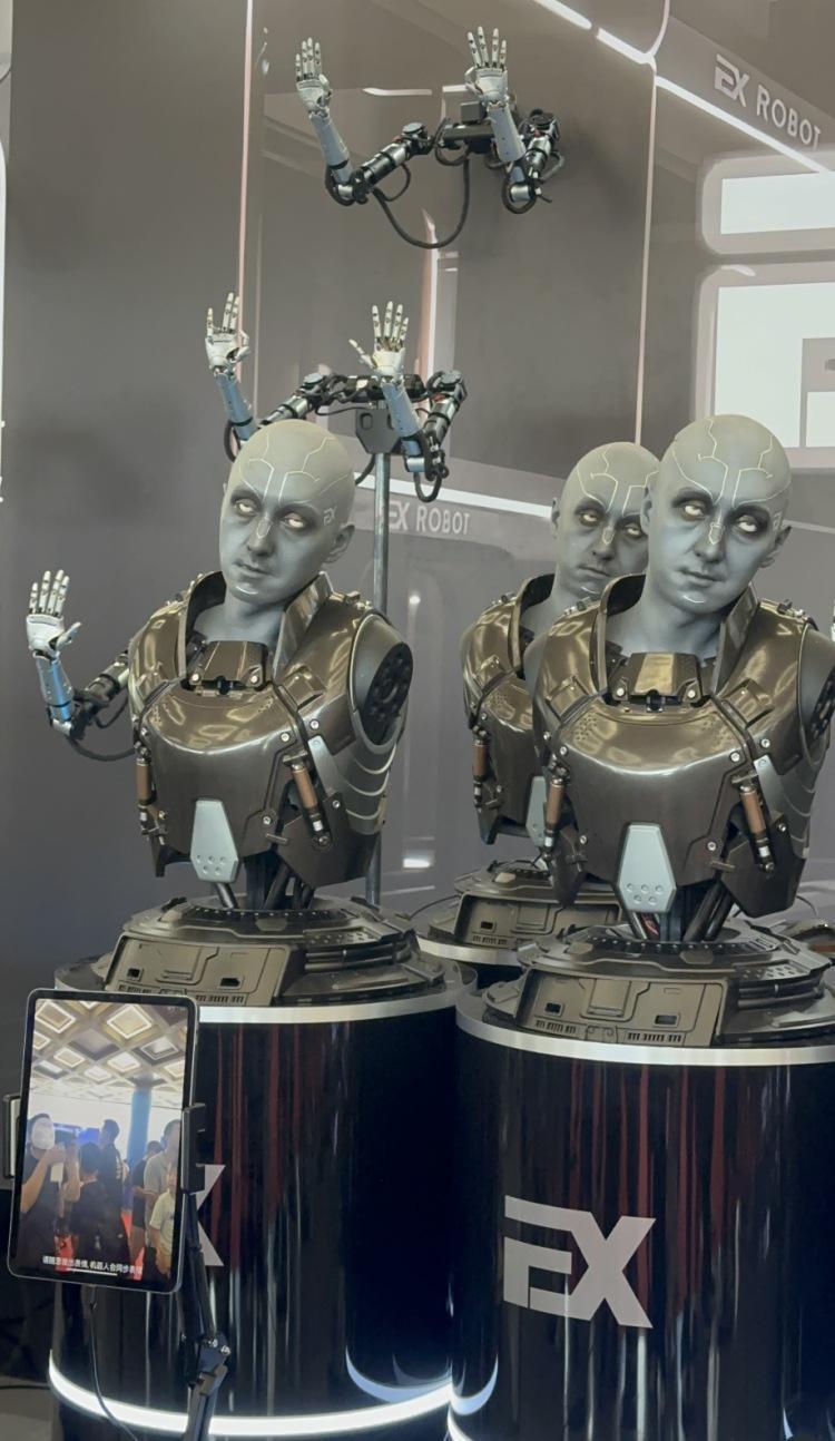 天才少年稚晖君也发布了实机，机器人突然就到处都是了！