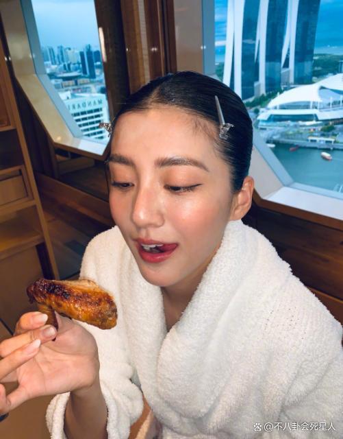 30岁吴千语：傍富豪男友5年没名分，还晒男友抽大麻照片