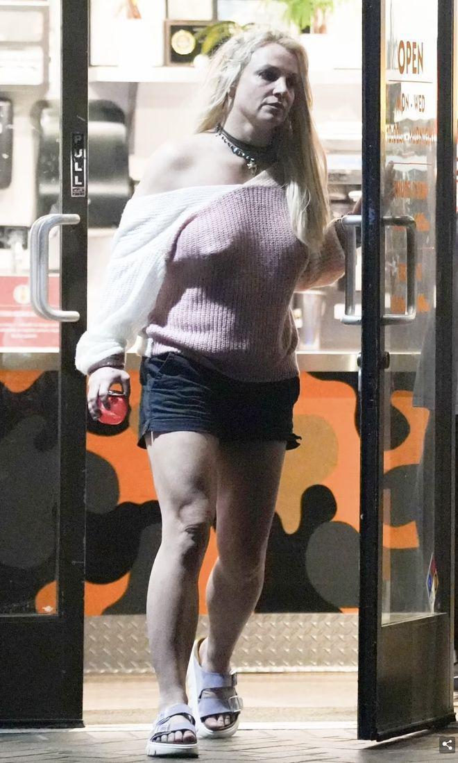 小甜甜布兰妮官宣离婚后首现身，身材爆肥显苍老
