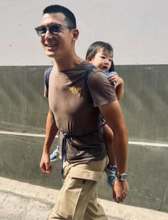 朱珠晒全家游大理，体验扎染却被质疑摆拍