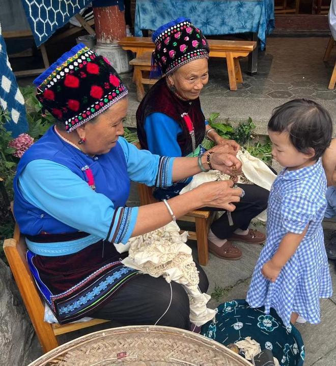 朱珠晒全家游大理，体验扎染却被质疑摆拍