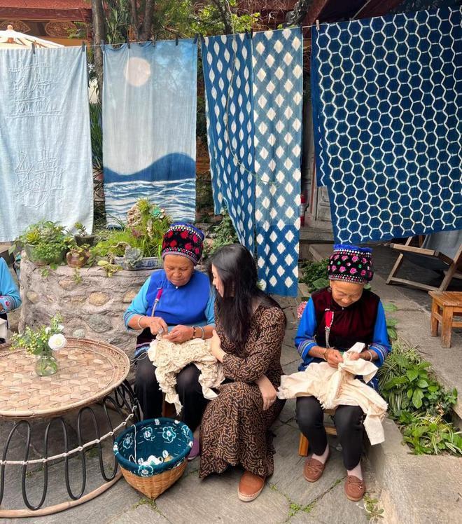 朱珠晒全家游大理，体验扎染却被质疑摆拍