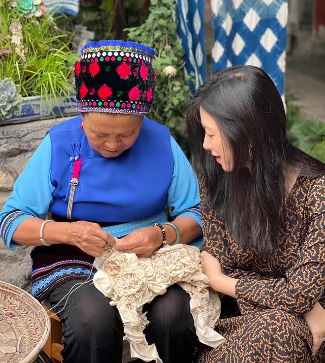 朱珠晒全家游大理，体验扎染却被质疑摆拍