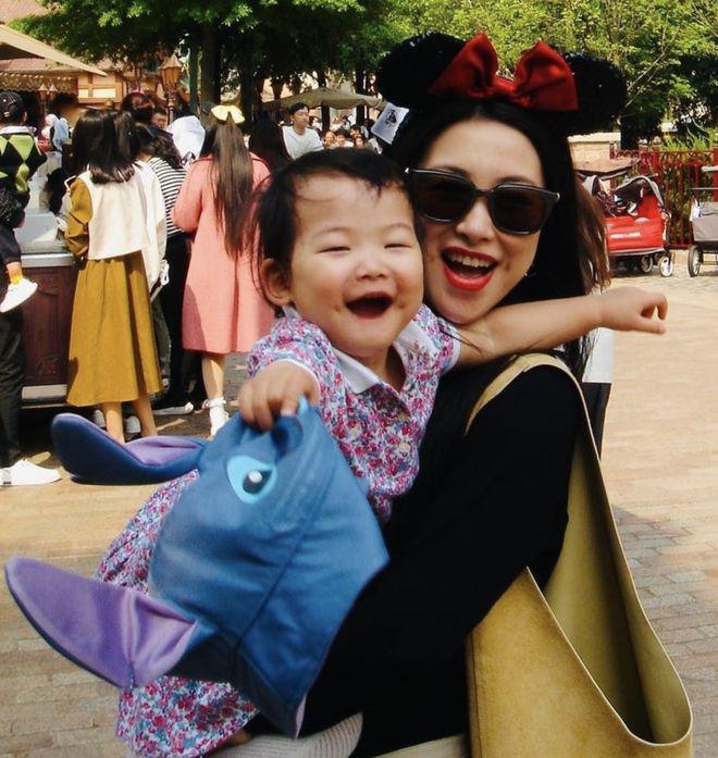 朱珠晒全家游大理，体验扎染却被质疑摆拍