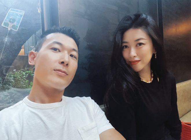 朱珠晒全家游大理，体验扎染却被质疑摆拍