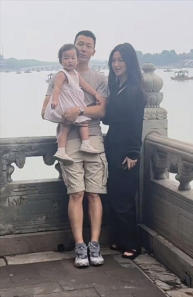 朱珠晒全家游大理，体验扎染却被质疑摆拍