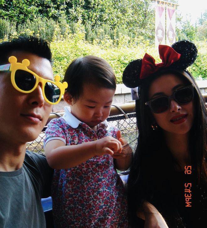 朱珠晒全家游大理，体验扎染却被质疑摆拍