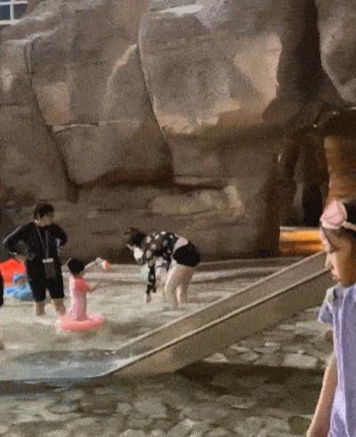 向佐郭碧婷游西湖被偶遇 夫妻俩抱娃散步悠闲惬意