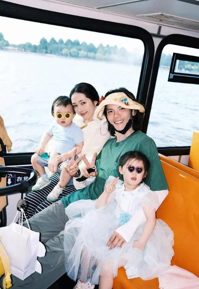 向佐郭碧婷游西湖被偶遇 夫妻俩抱娃散步悠闲惬意