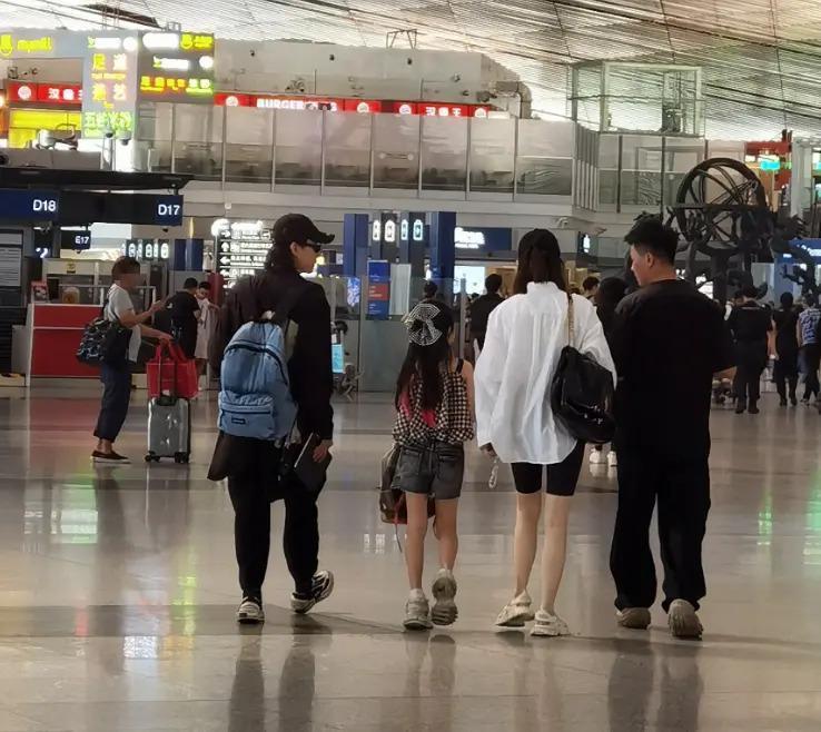 戚薇李承铉携女儿出行，8岁Lucky身高喜人