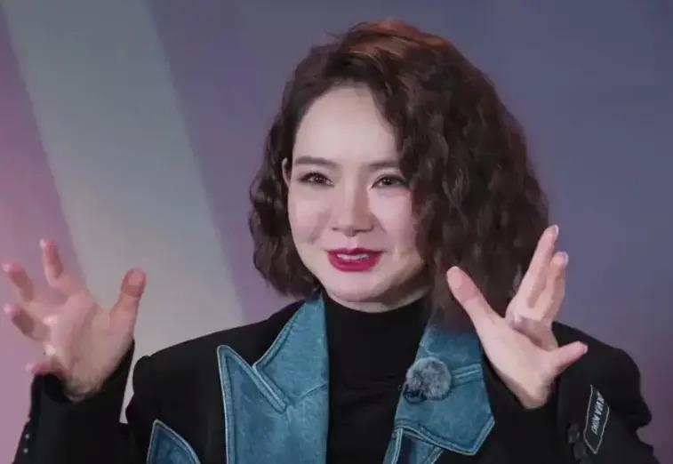 戚薇李承铉携女儿出行，8岁Lucky身高喜人