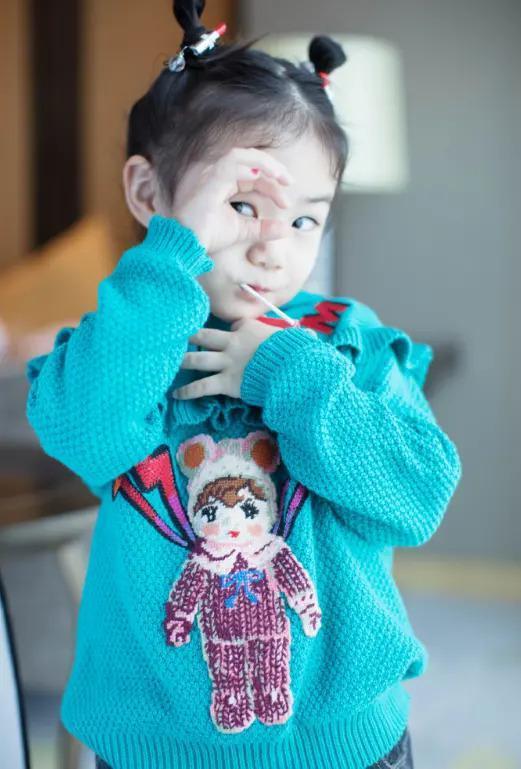 戚薇李承铉携女儿出行，8岁Lucky身高喜人