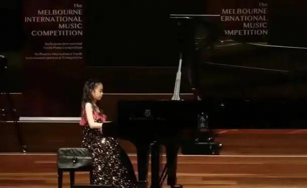 戚薇李承铉携女儿出行，8岁Lucky身高喜人