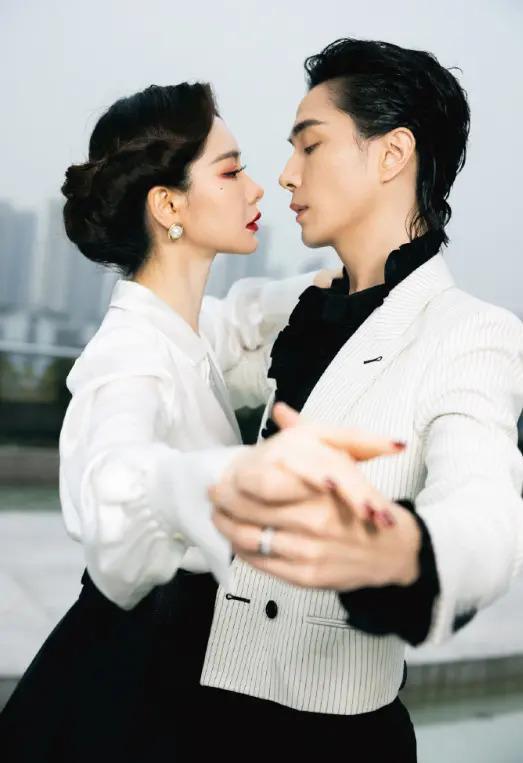 戚薇李承铉携女儿出行，8岁Lucky身高喜人