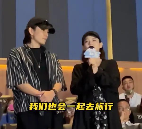 戚薇李承铉携女儿出行，8岁Lucky身高喜人