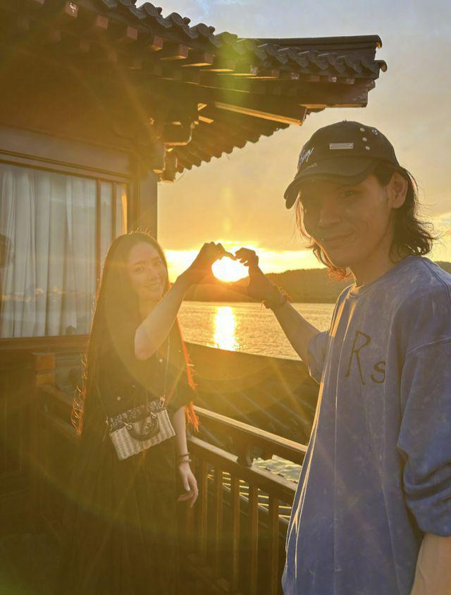 向佐晒与郭碧婷游西湖，首曝儿子高清正面照，弟弟似混血