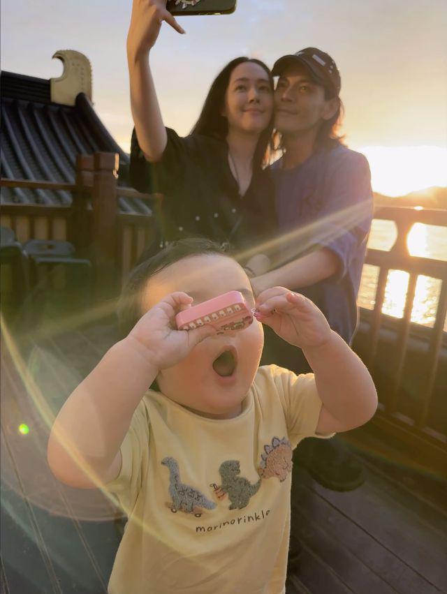 向佐晒与郭碧婷游西湖，首曝儿子高清正面照，弟弟似混血
