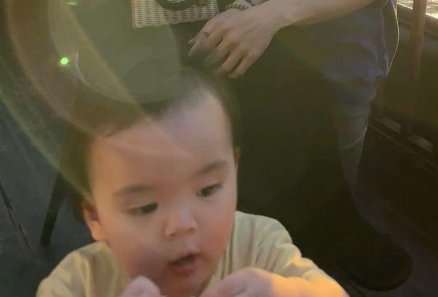向佐晒与郭碧婷游西湖，首曝儿子高清正面照，弟弟似混血
