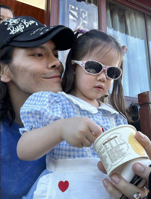 向佐晒与郭碧婷游西湖，首曝儿子高清正面照，弟弟似混血