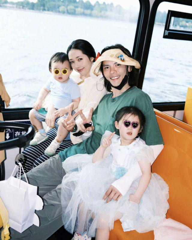 向佐晒与郭碧婷游西湖，首曝儿子高清正面照，弟弟似混血