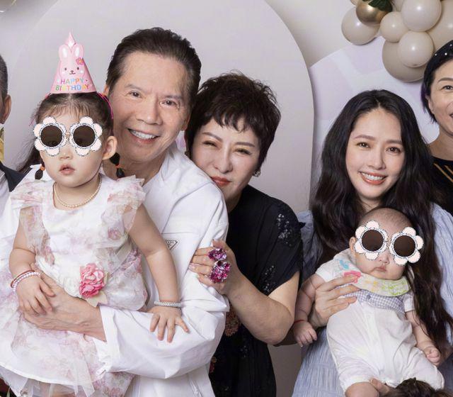 向佐晒与郭碧婷游西湖，首曝儿子高清正面照，弟弟似混血