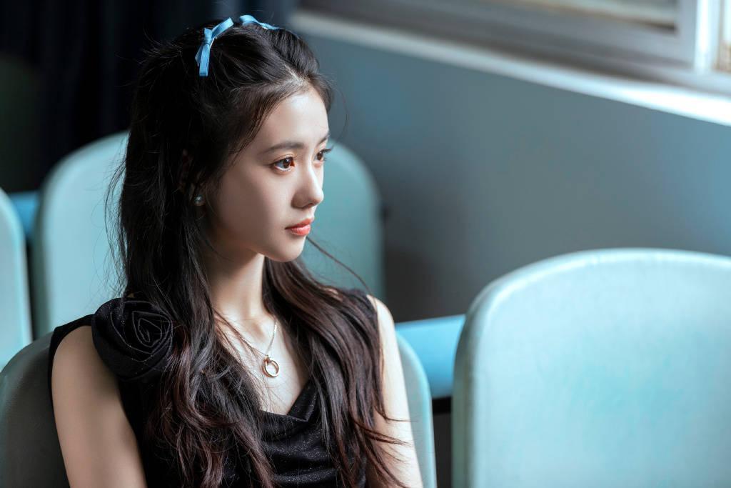 刘浩存重返校园宣传新片 双眸灵动清纯可爱