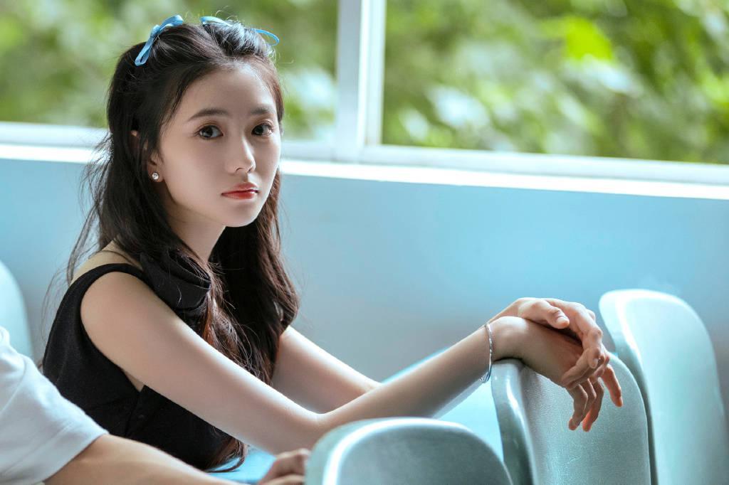 刘浩存重返校园宣传新片 双眸灵动清纯可爱