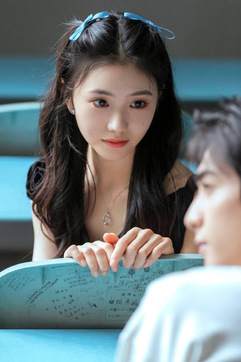 刘浩存重返校园宣传新片 双眸灵动清纯可爱