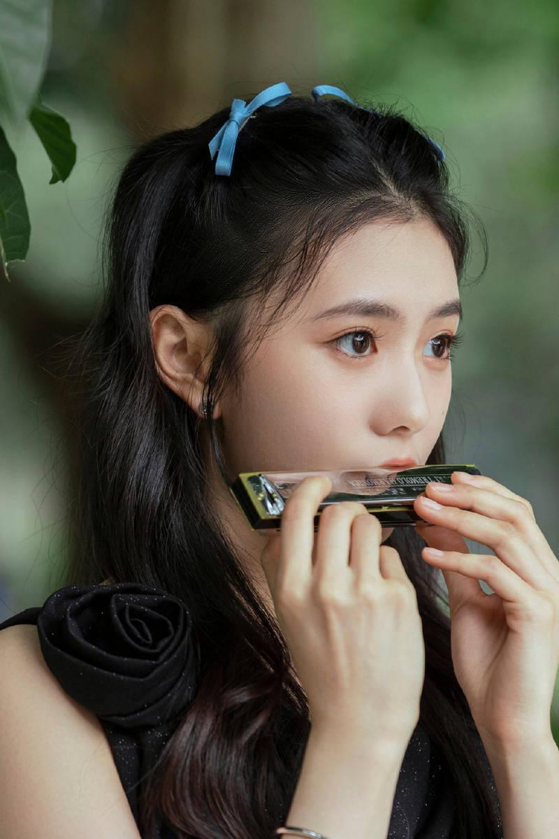 刘浩存重返校园宣传新片 双眸灵动清纯可爱