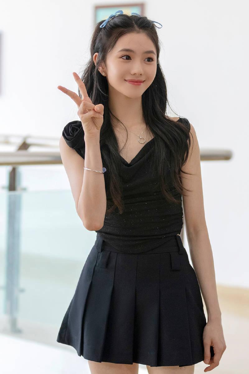 刘浩存重返校园宣传新片 双眸灵动清纯可爱