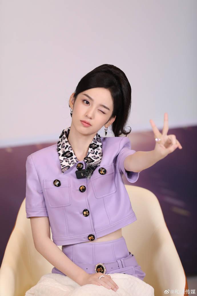 周也复古盘发造型曝光 香芋紫套装超迷人