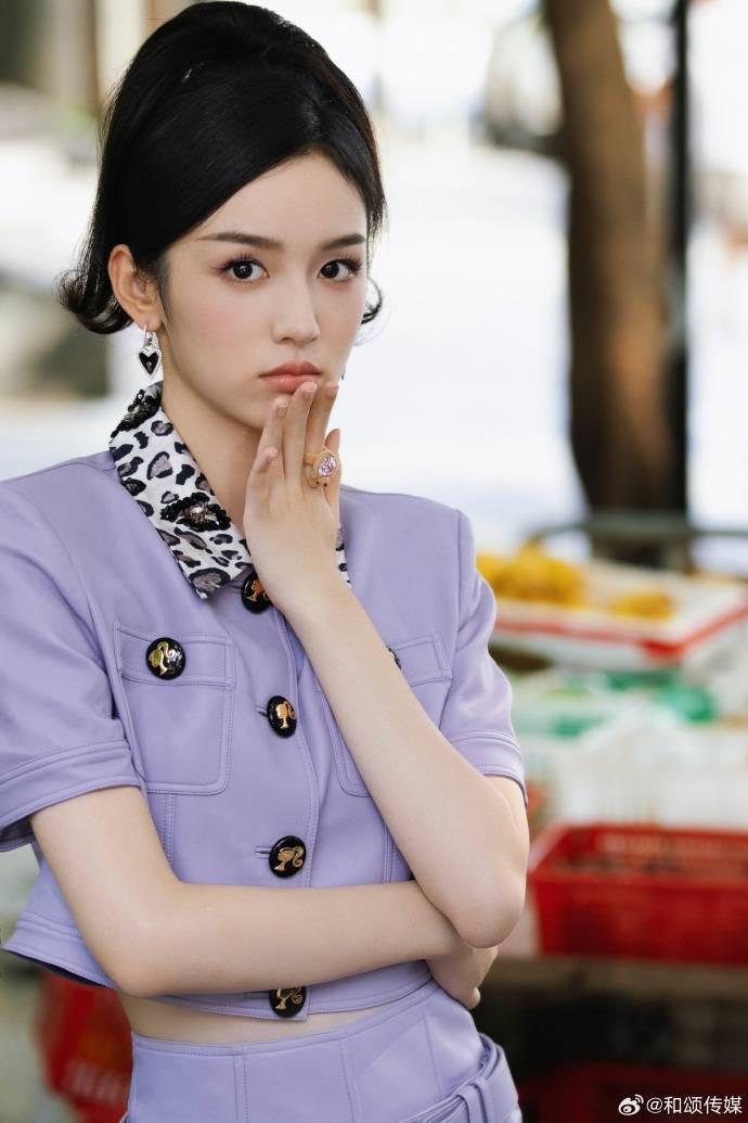 周也复古盘发造型曝光 香芋紫套装超迷人