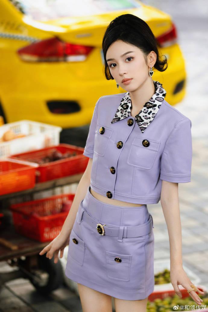 周也复古盘发造型曝光 香芋紫套装超迷人