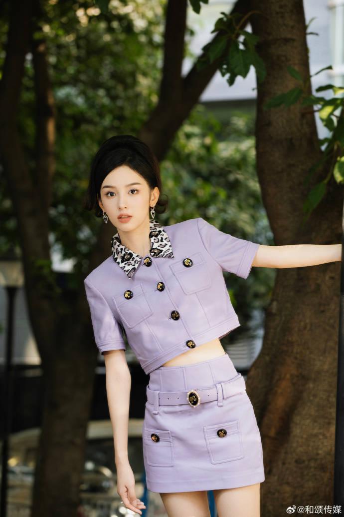 周也复古盘发造型曝光 香芋紫套装超迷人