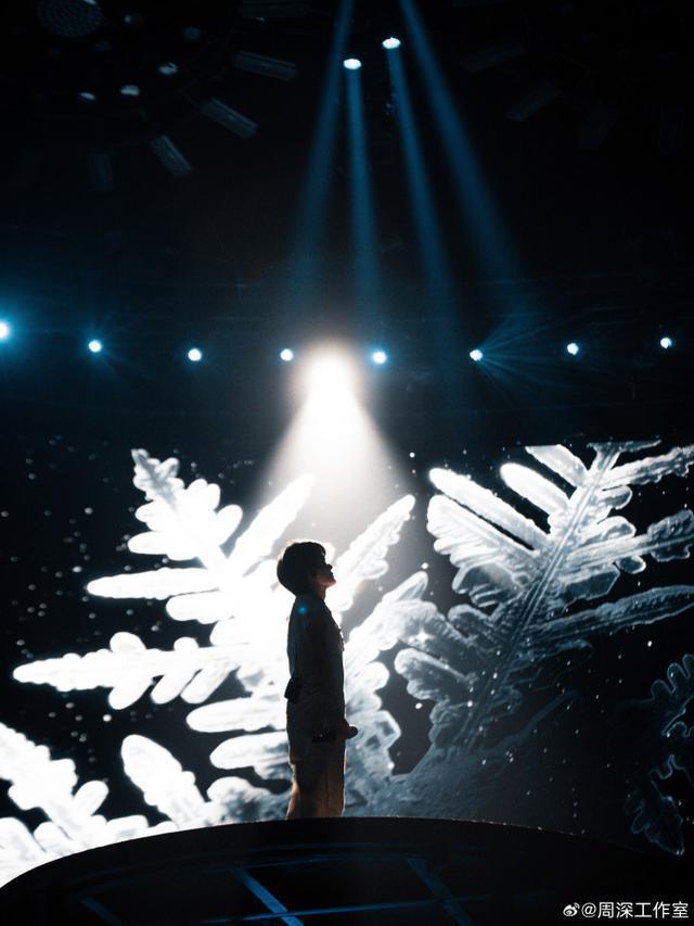 周深演唱会举行 白衬衣小王子造型帅气优雅