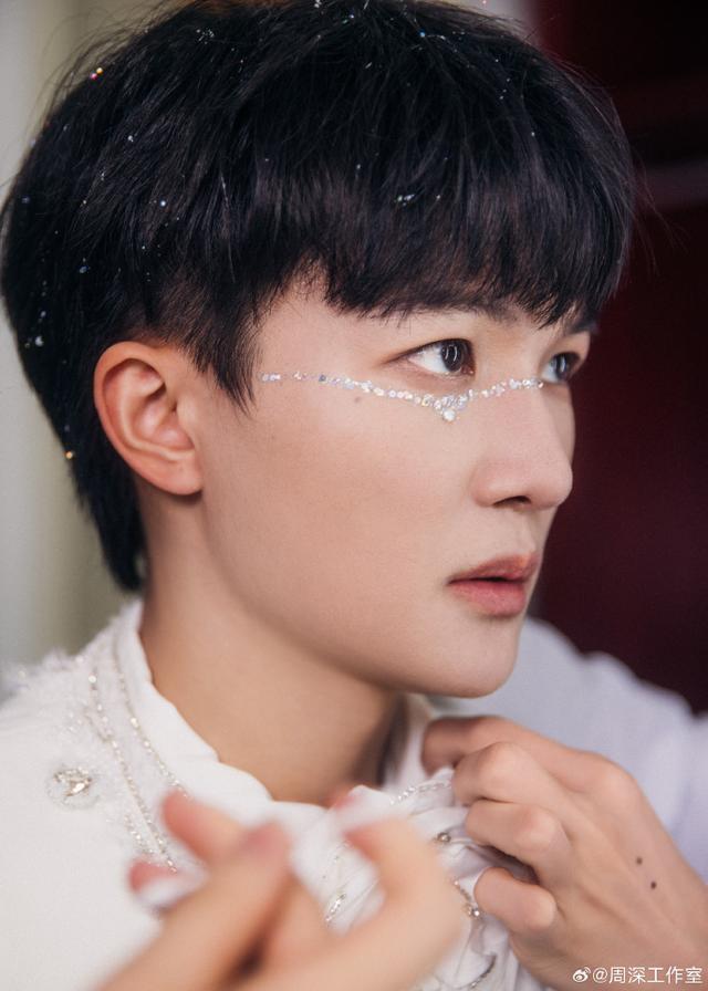 周深演唱会举行 白衬衣小王子造型帅气优雅