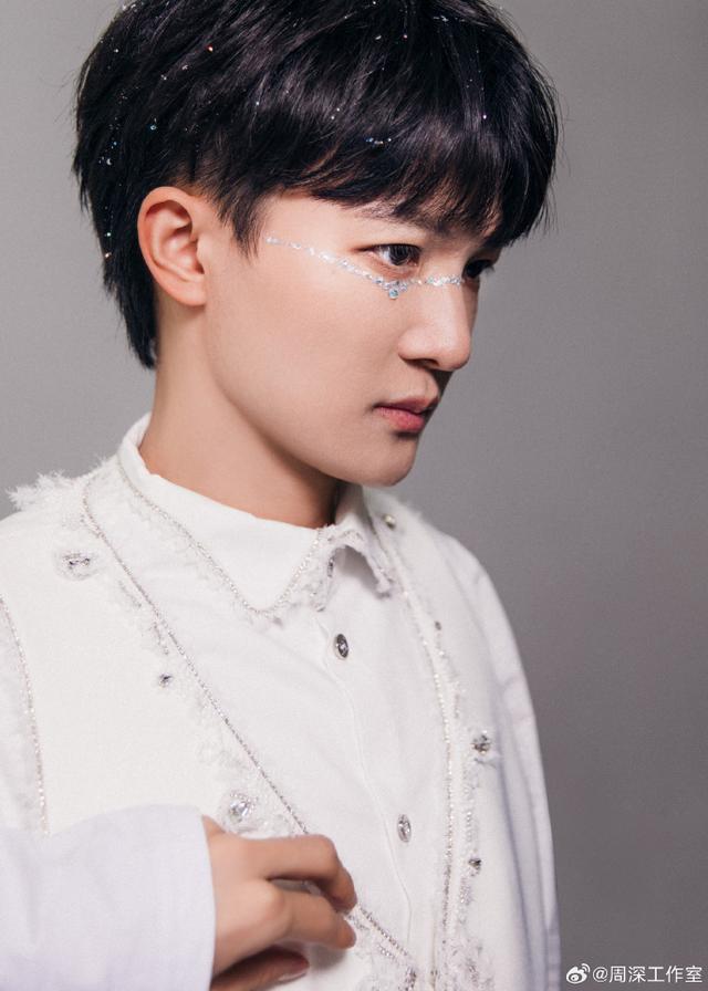 周深演唱会举行 白衬衣小王子造型帅气优雅