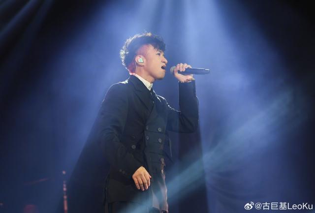 古巨基晒与琼瑶合影 携家人见面写长文表达感激